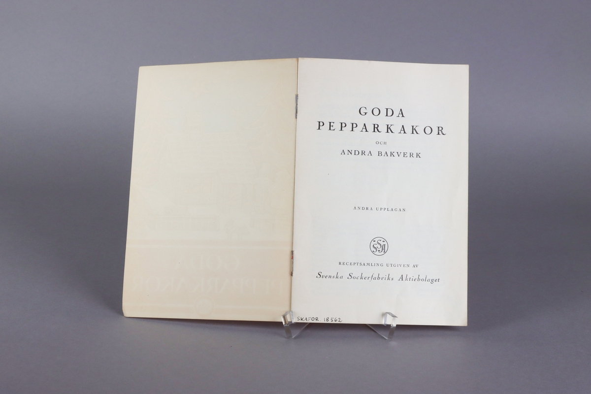 Black and white illustrated promotional booklet titled “Goda Pepparkakor” issued by Svenska Sockerfabriks Aktiebolag 1934, all 22 pages. Front and back cover with color illustrations showing a gingerbread house and an advertisement for syrup. Inside the booklet a description of syrup and a complete and detailed list of recipes and examples of cakes for baking.