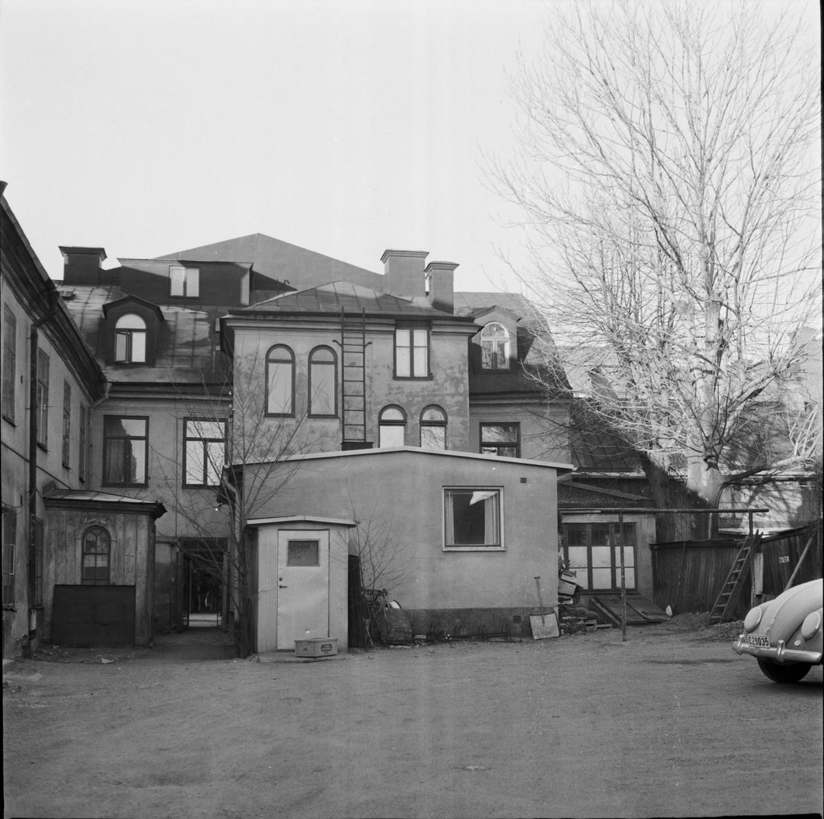 Hus A och B från söder, tomt 11, kvarteret Sala, Uppsala 1968