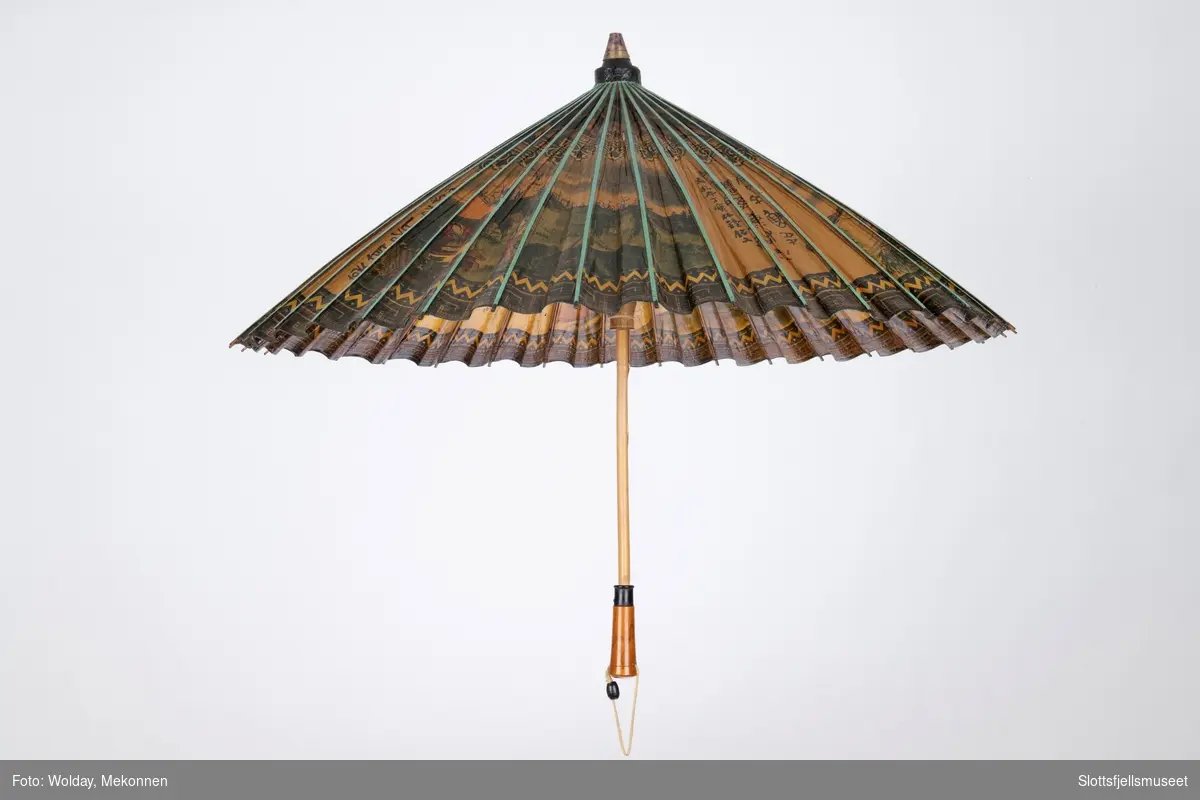 Parasoll med 36 spiler i bambus med bambus skaft. Parasoll trukket med malt pergament. 