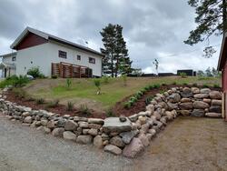 Aksel har bygd steinmur i ytterkant av nyttehagen (Foto/Photo)