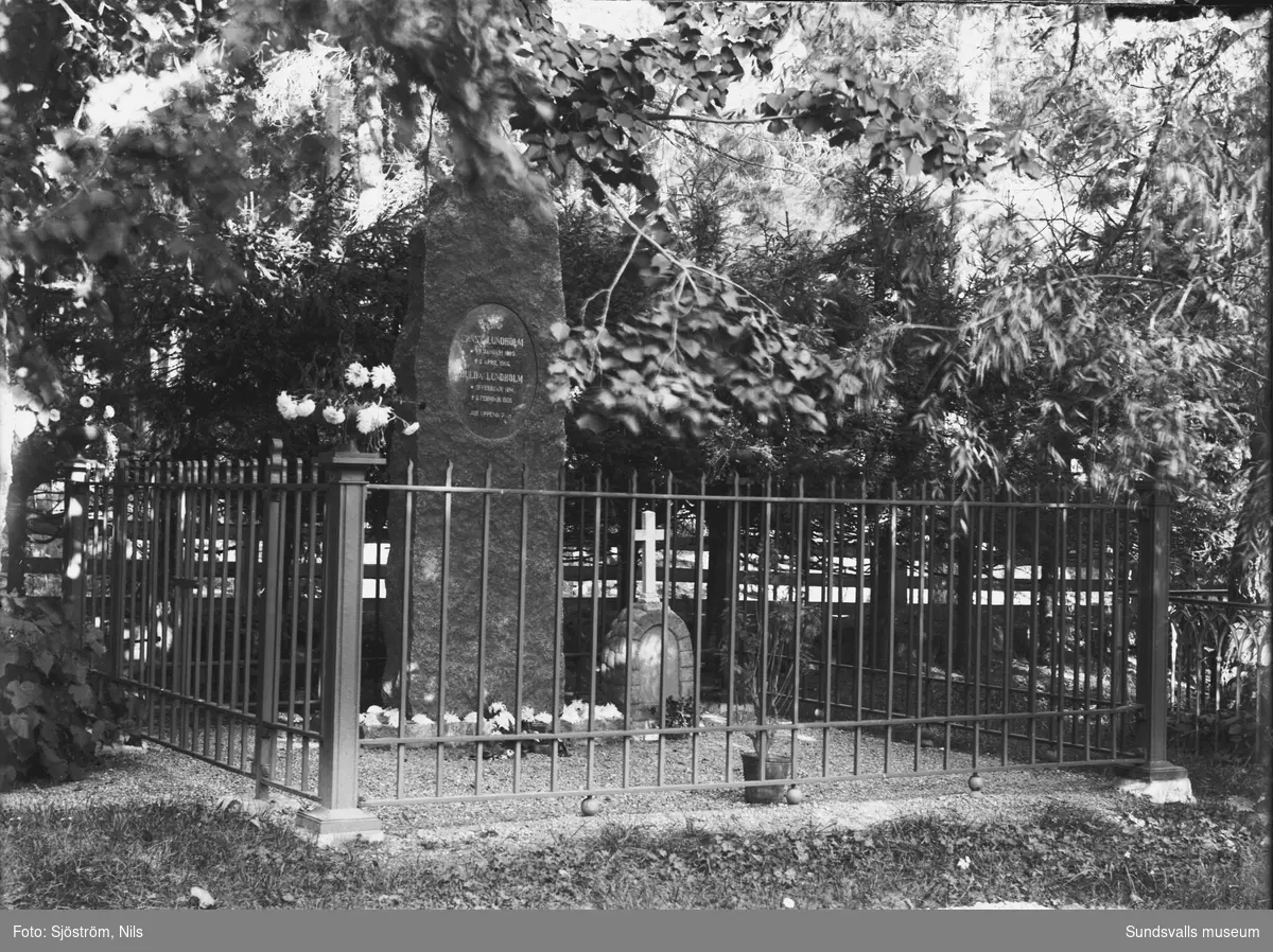 Pastor Ernst Lundholm och Hulda Lundholms gravsten, begravningsplatsen på Hemmanet.