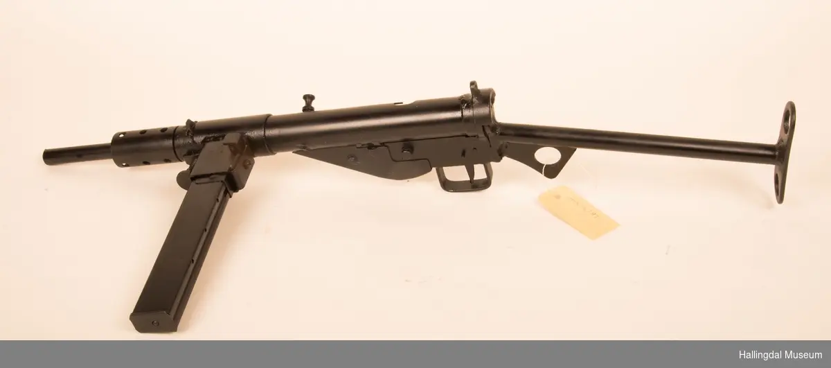 Maskinpistol, Sten mark II, produsert i Storbritannia ca. 1943-45. Mulig sluppet over Geilo/Hol-traktene under Andre verdenskrig. 
9 mm kaliber.