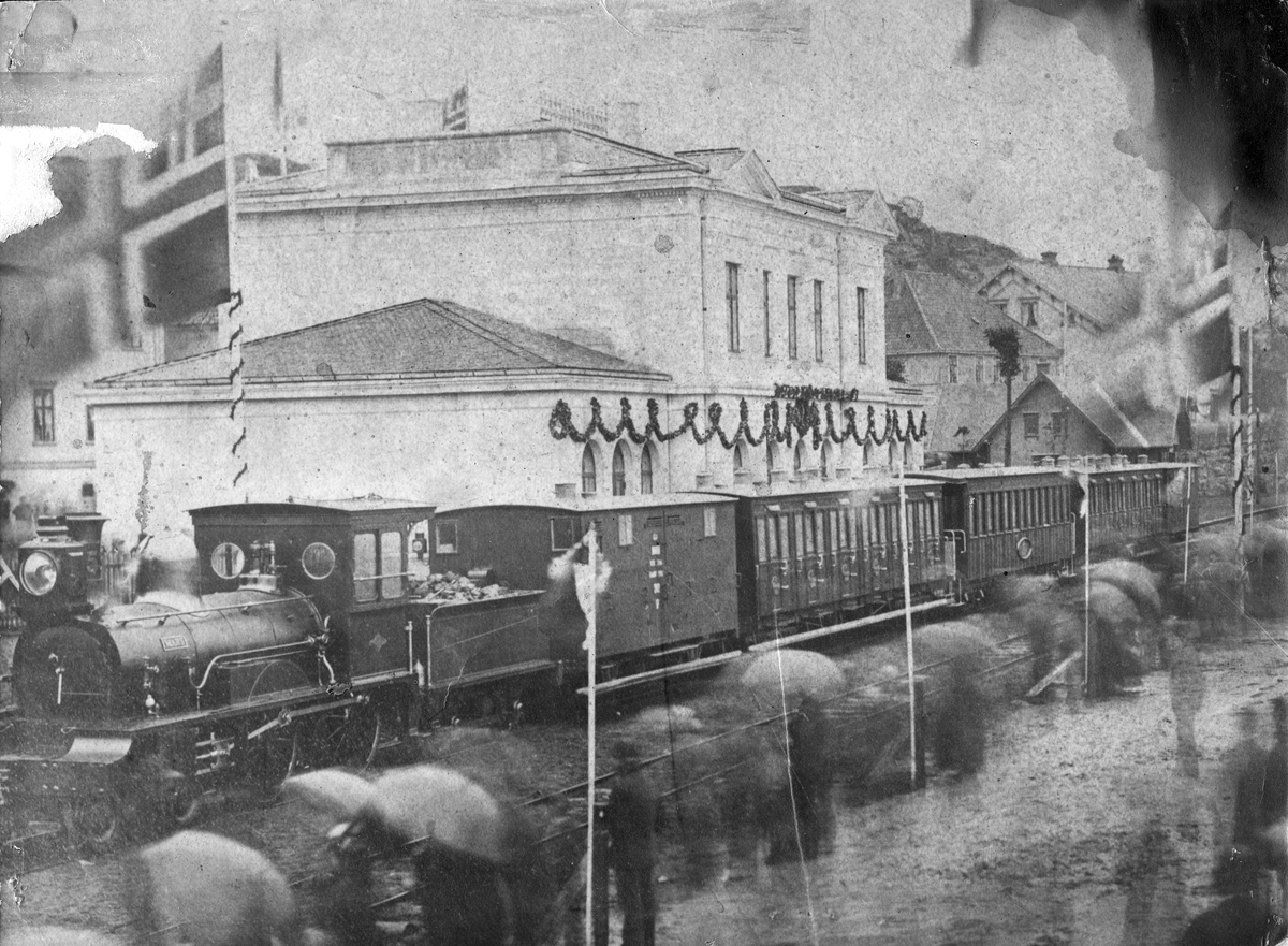 Vestfoldbanen, åpning til LArvik. Lokomotiv nr. 8 "Mars" med persontog.
13. oktober 1881. 
Duplikat av 	Norsk Jernbanemuseum	JMF010637