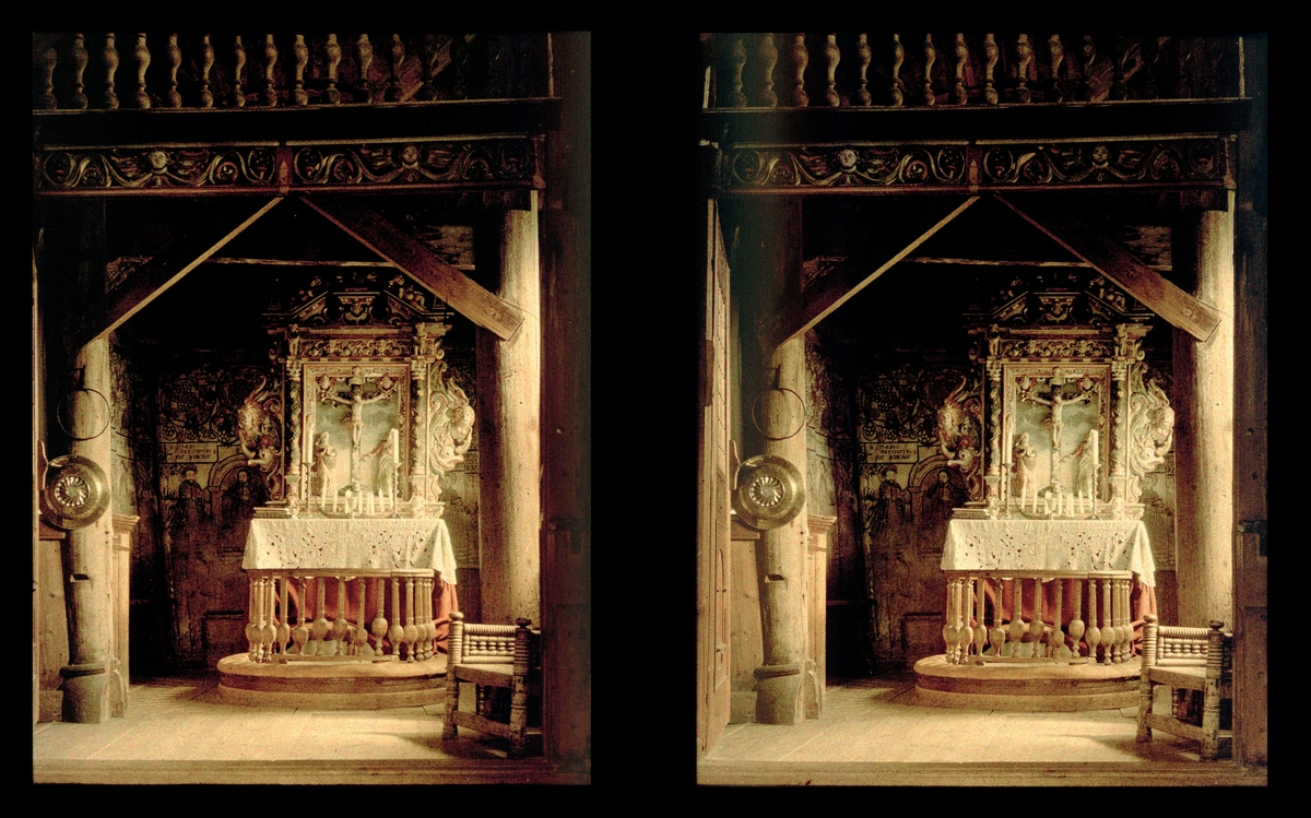 Urnes stavkirke. Kirken regnes som arktitektonisk og kulturhistorisk unik blant de gjenværende stavkirkene på grunn av treskjæringsarbeidene og den omfattende innvendige dekoren. Den ble i 1979 tatt med på UNESCOs verdensarvsliste som en av de to første norske oppføringene. Tilhører Arkitekt Hans Grendahls samling av stereobilder.