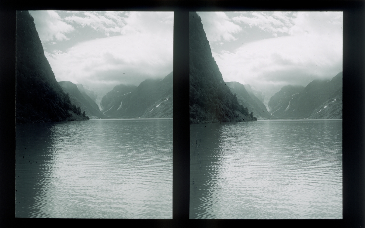 Oldevatnet, utsikt mot brearm fra Jostedalsbreen. Tilhører Arkitekt Hans Grendahls samling av stereobilder.