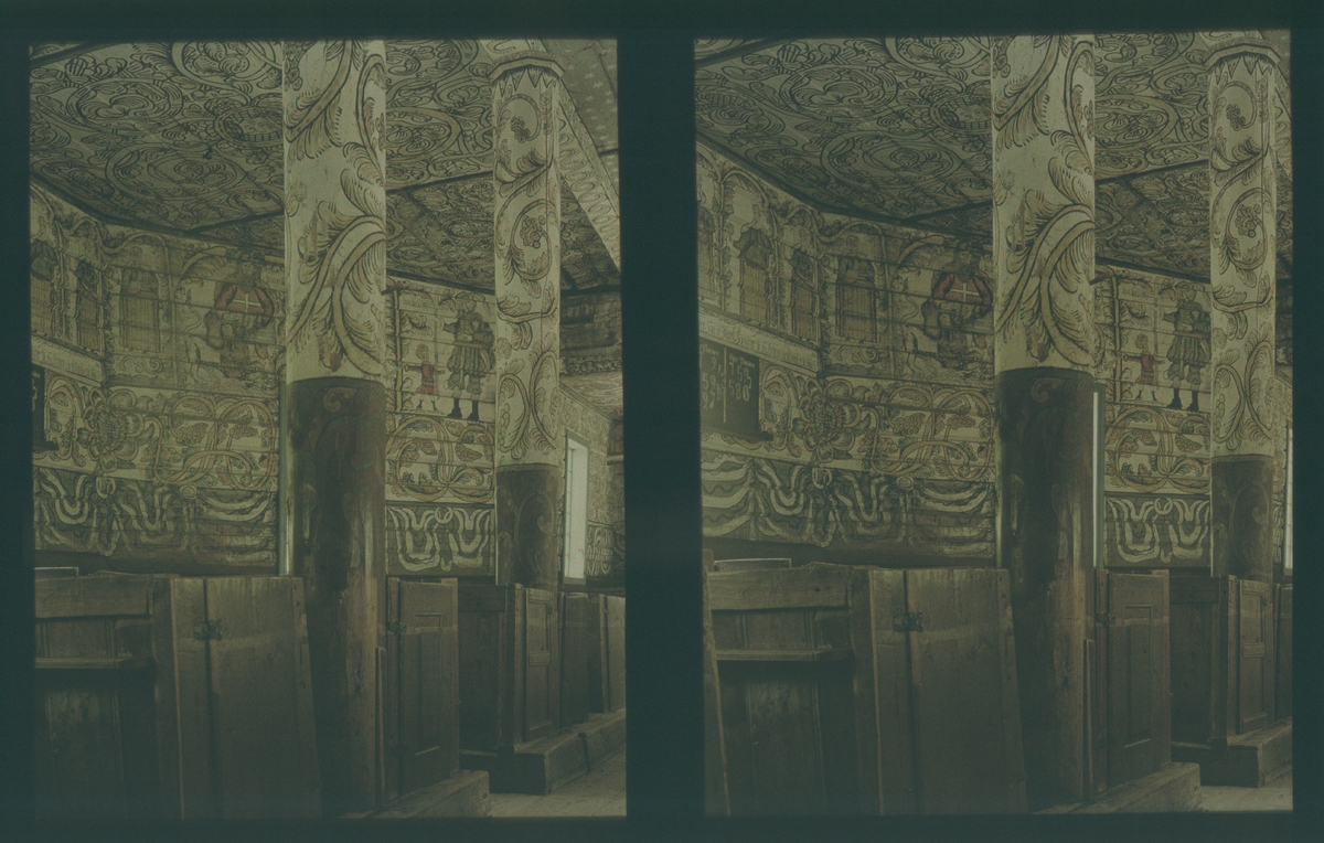 Rosekyrkja, Stordal gamle kirke. Vegger, tak og søyler er dekket med rosemaling og religiøse motiver. Tilhører Arkitekt Hans Grendahls samling av stereobilder.