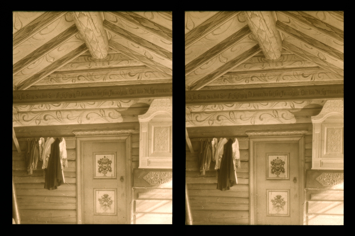 Interiør med rosemaling. Tilhører Arkitekt Hans Grendahls samling av stereobilder.