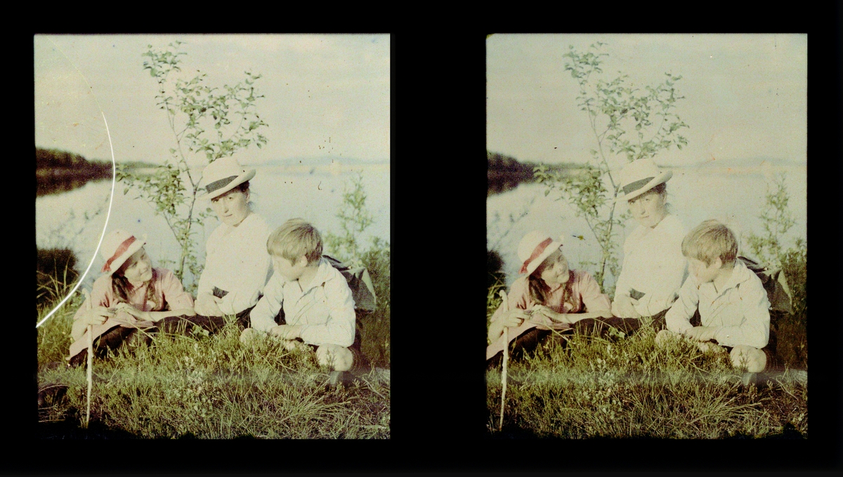 Portrett i miljø av mor og barn. Trolig fotografens private minnebilde. Tilhører Arkitekt Hans Grendahls samling av stereobilder.
