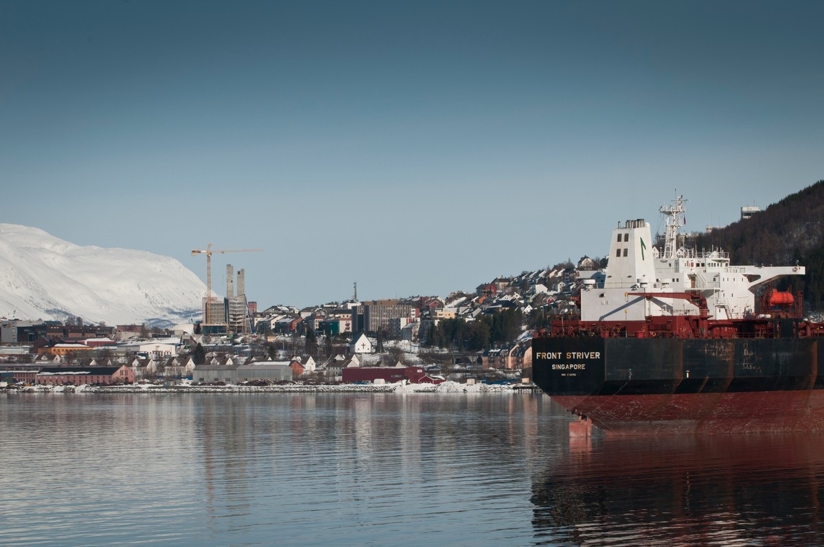 Narvik: I slutten av mars 2011 fikk LKAB feil på sin utlaster ved kai 5. Det ble etterhvert nokså fullt av båter på havna og fjorden. Narvik sentrum bak.