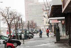E6-Kongens gate Narvik 14. mars 2014. To som bakser seg frem