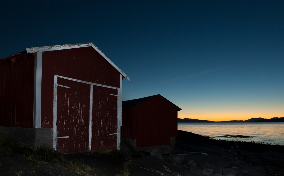 "Naust i solnedgang". Foto fra Framneslia mot vest, ut Ofotfjorden. 6. oktober ca kl 1820-1840.