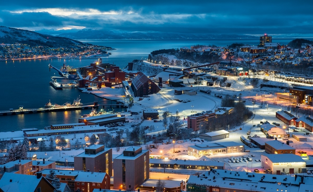 Mørketidsbilder etter snøfall.Oversiktsfoto av Oscarsborg og hele Framnes/Frydenlund. 25 des 2016. LKABs utskipningsanlegg i Narvik.