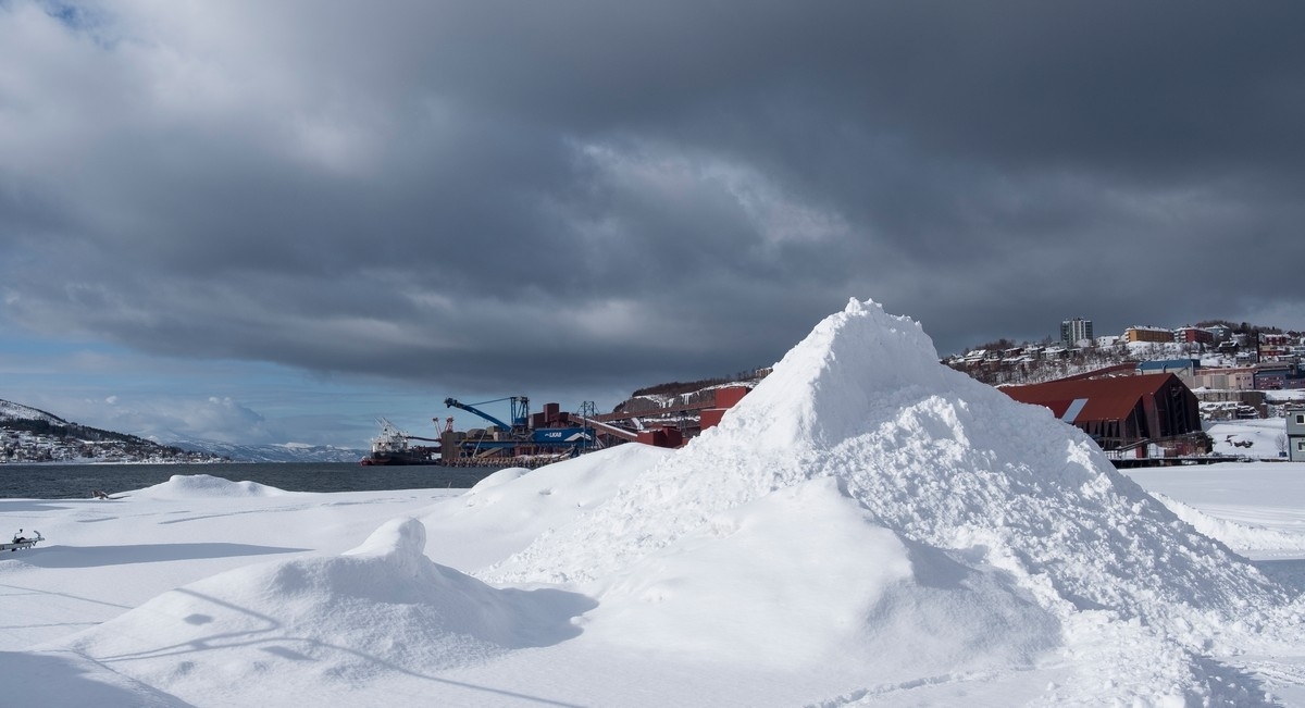 Narvik havn med snødunge i forgrunnen