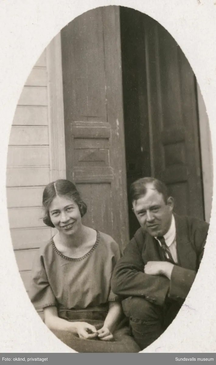 En kvinna och en man som sitter på brokvisten till ett trähus med vackra dubbeldörrar. På bild två, samma kvinna ensam. Ur ett album från Torp.