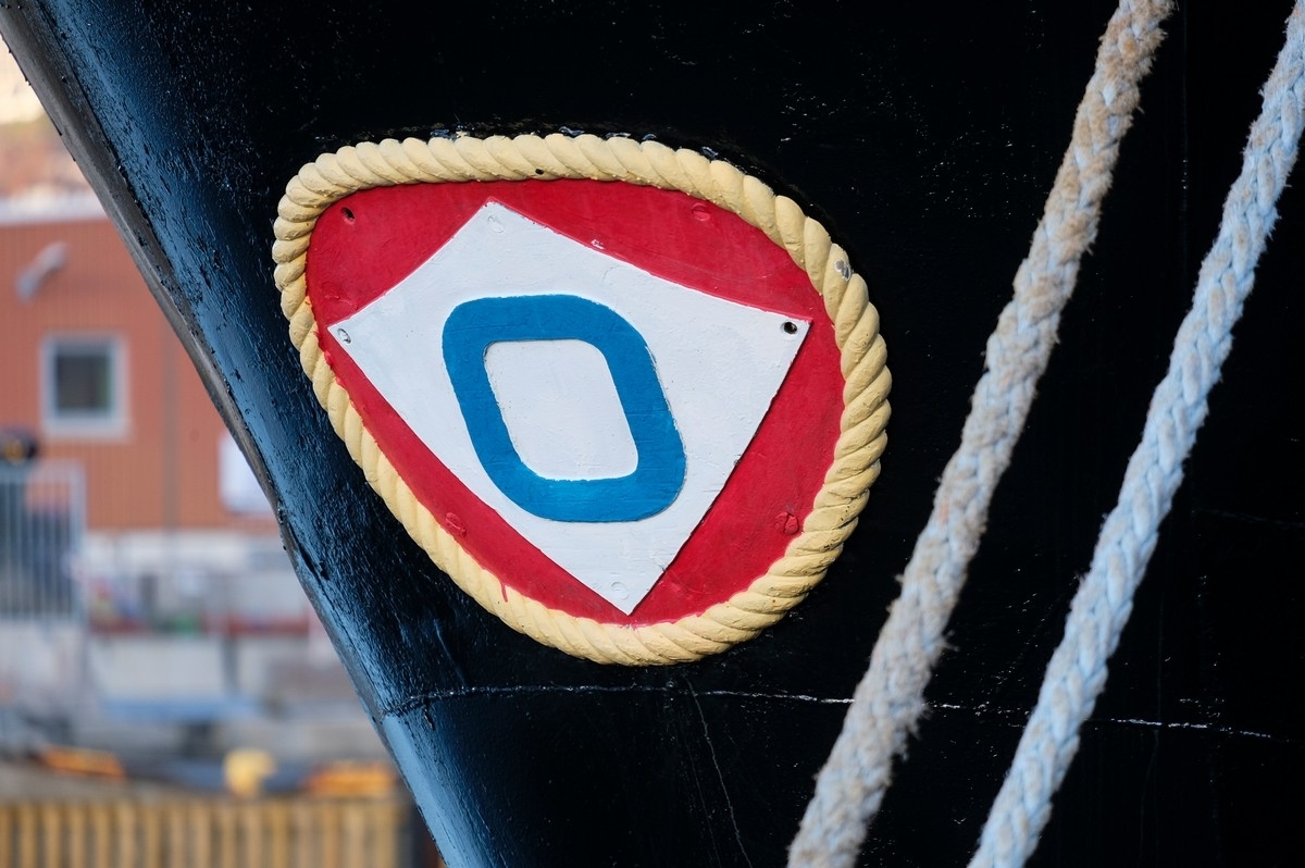 Ofoten dampskipsselskaps gamle logo på spissen av Skogøy ved kai i Narvik, 27. okt 2020.