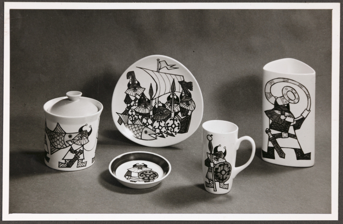 Gaveartikler med håndmalt dekor i serien "Snorre", produsert av Stavangerflint A/S. Avbildet sortiment viser en krukke med lokk, askebeger, platte, krus og vase. 