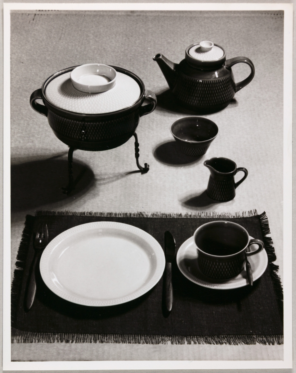 Reklamefoto av serviset "Brunette" fra Stavangerflint A/S. Borddekningen viser en tallerken og skål, sausenebb, gryte og fat. På de andre bildene er det dekket til te og kaffe med kopper, tekanne, fløtemugge og sukkerskål.