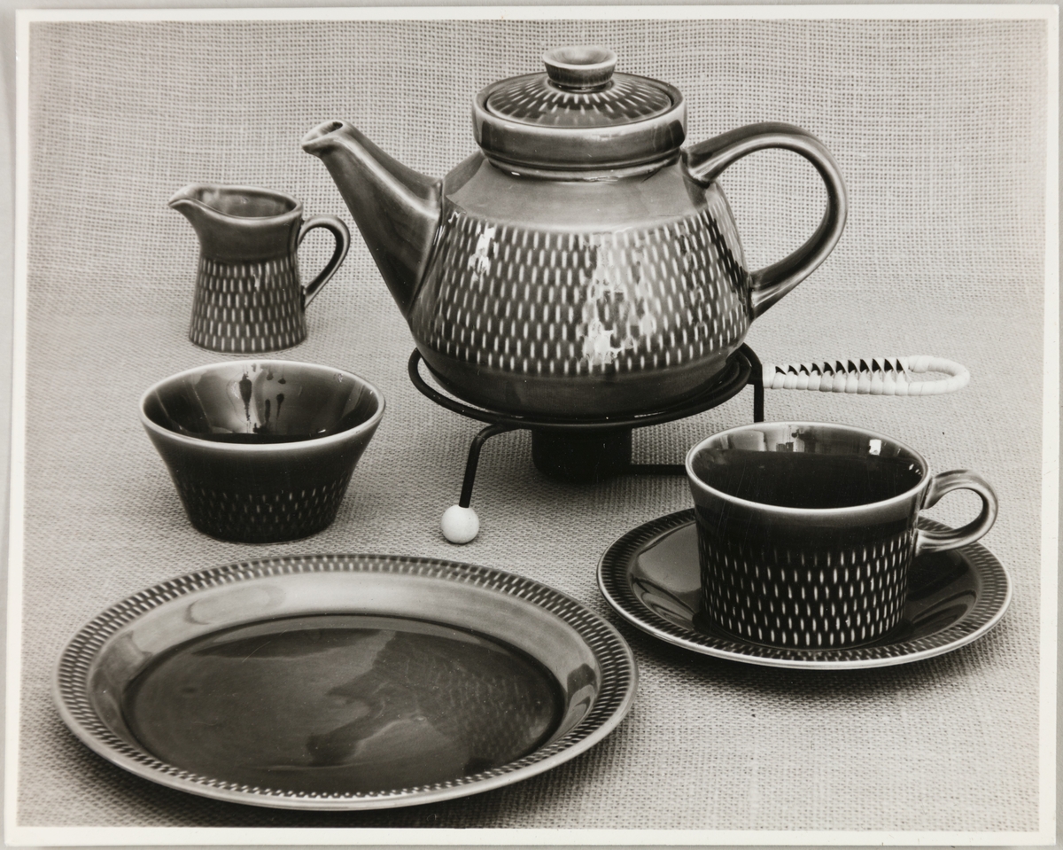 Serviset "Grønette" fra Stavangerflint A/S. Avbildede objekter viser en tallerken, kopp med underskål, tekanne, sukkerskål og fløtemugge.