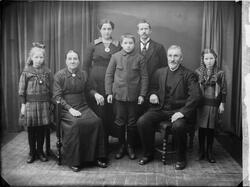 Portrett av Lærer Andersen og familie