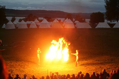 Gycklargruppen Trix utfører flammeshow i mørket, i bakgrunnen ses en leir av middelaldertelt.. Foto/Photo