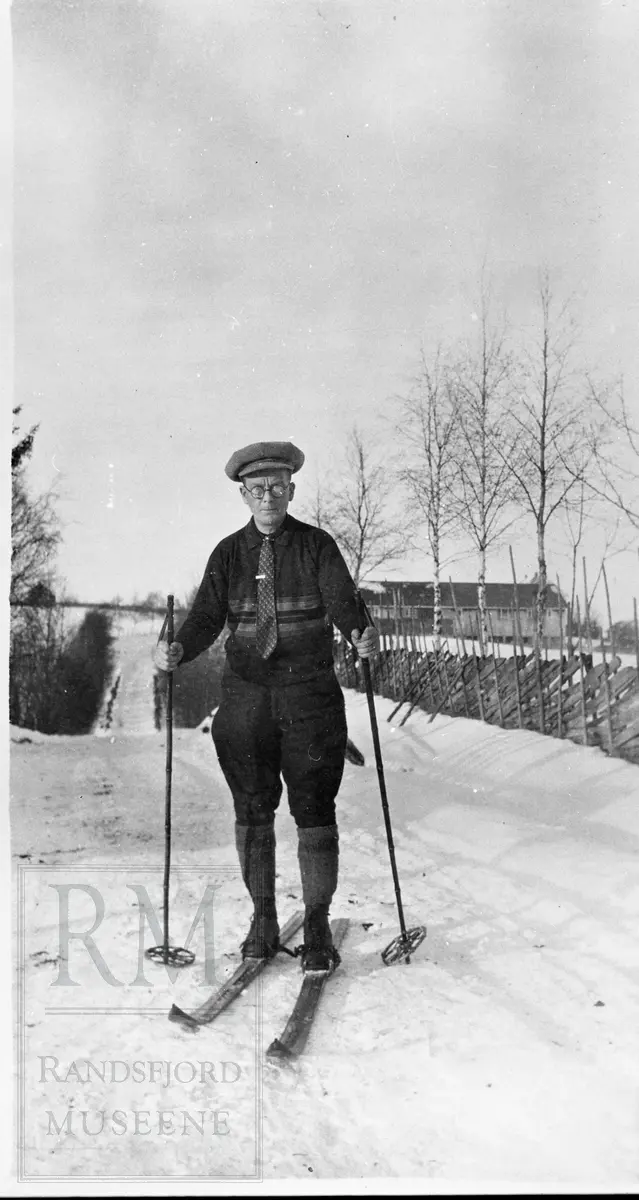 Handelsbetjent Marius Heijer. Skiløper med sixpence og slips.
