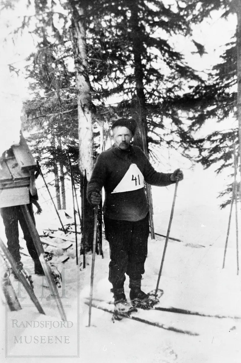 Skiløper Thorvald Sand med startnummer 41 på brystet.
