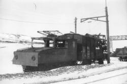 Ødelagt lokomotiv på Toppen, Kirkenes 16. april 1946.