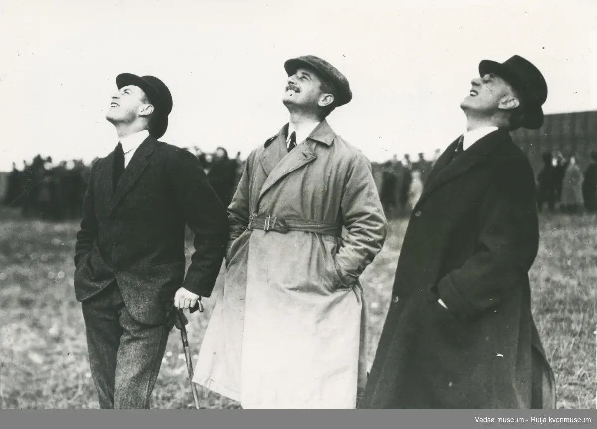 Ved Luftskipets ankomst til Pulham 11.04.1926 var Kronprins Olav møtt fram. Her kan vi se han lengst til venstre og til høyre ( il Ministro dell'Aria) Arias minister, Sir. Samuel Hoare. Personen i midten er ukjent.