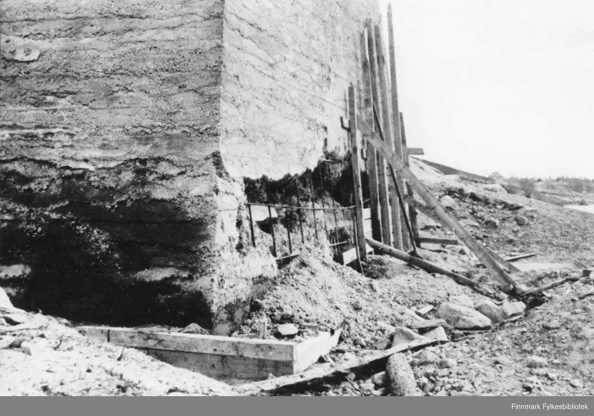 Brukar. Her ser vi en betongskade på Karasjok bru, 1942.