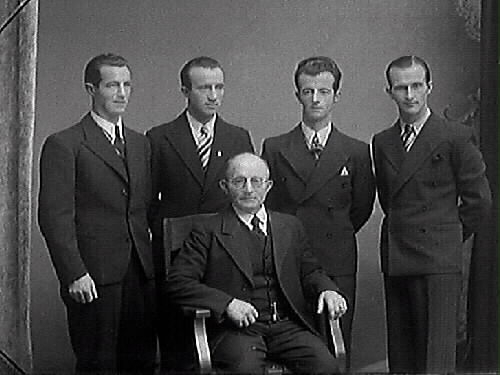 Familjebild. August Svensson med sönerna Johan Svensson, Gunnar Svensson, Bror Svensson och Gustav Svensson.