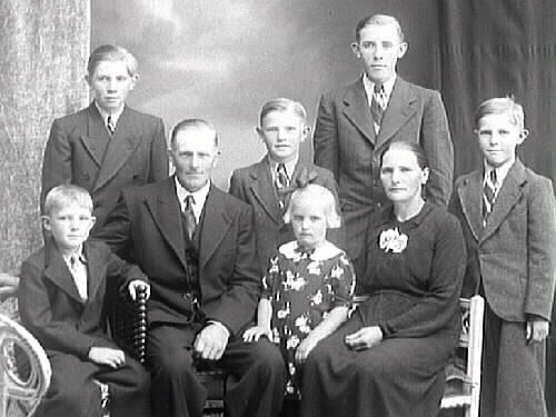 Bengt O Johansson med familj, Varberg. Fem söner och en dotter. (Se även bild MR2_437)
