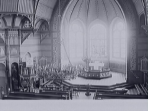 Interiörbild av Falkenbergs nya kyrka från 1892. Altarring, altare, dopfunt, predikstol. Dopfunten står i mitten nedanför det femkantiga koret.