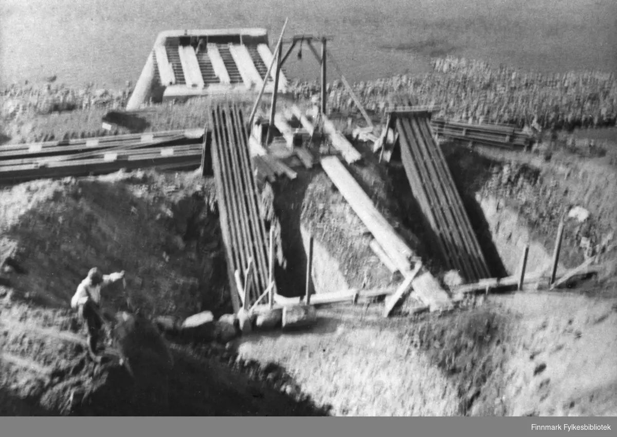 Tana bru under oppbygging, 1943. Bildet er tatt helt i startfasen, slik at vi kun ser kabelfestene.