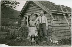 Anna i Makkvatnet sammen med Hermann Blom foran sin hytte i 