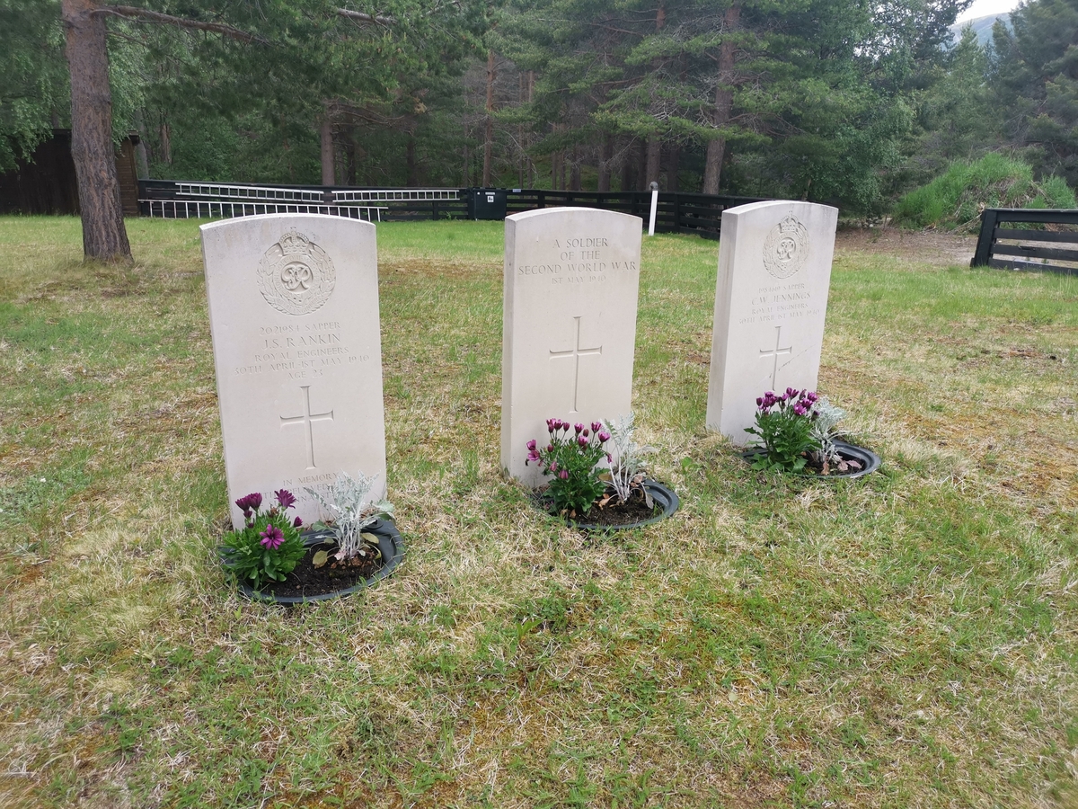 Krigsgraver på Lesjaverk kirkegård. Tre britiske falne (fra Samveldestatene, Commonwealth) fra kampene i 1940 er gravlagt her.