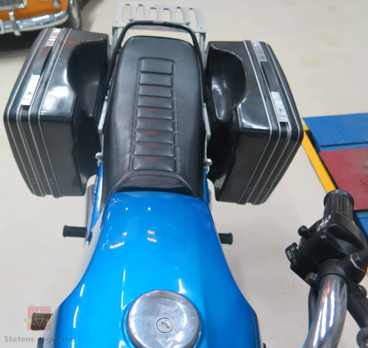 2 hjuls motorsykkel med bakhjulstrekk (kjededrift). Motorsykkel har en bensindrevet 4-takts 2-sylindret DOHC 8 ventil motor. Den har et sylindervolum på 399 kubikkcentimeter og en effekt på 42 Hk. Motorsykkelen har 2 sitteplasser.