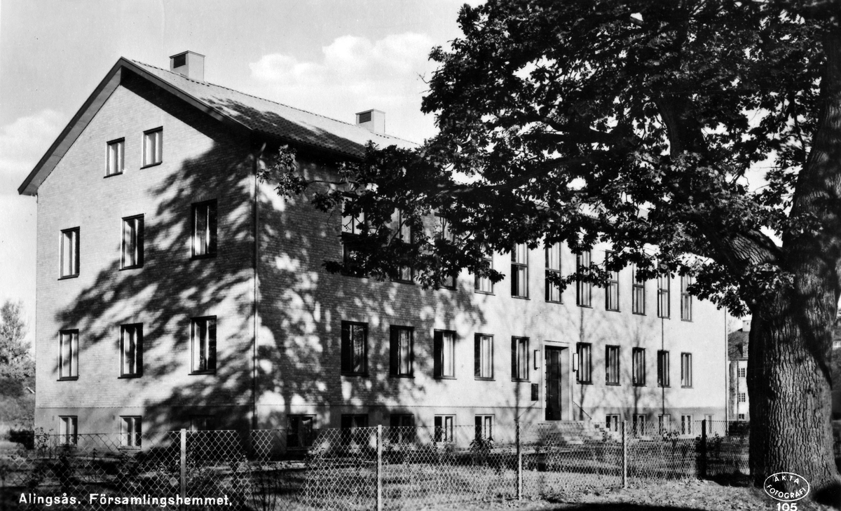 Bild tagen snett framifrån på församlingshemmet vid Norra Ringgatan. Den invigdes i september 1939.