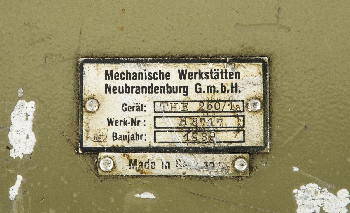 Bombställ modell 39. Tillverkad av Mechaniche Werkstäten Neubrandenburg Tyskland.