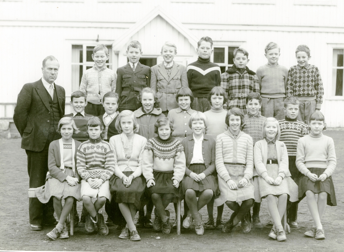 Fjerde klasse ved Kil skole 20.11.1956. Lærer Halvor Gjerde.