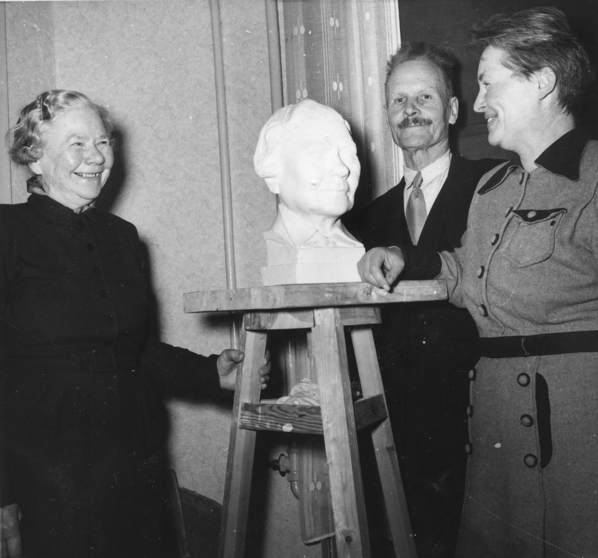 Malerinnen Lisa Person (t.v.)  og finlands store billedhugger Alpo Sailo og hans kone Nina Sailo med byste av Lisa Person som han laget i Nyskoga før sin død 1955.