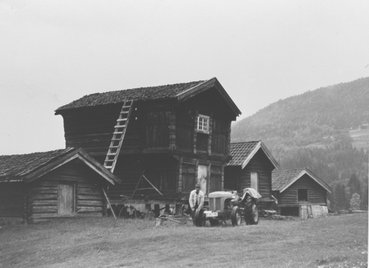"Gråtass"-traktor på Teige i Eggedal, ca. 1952.