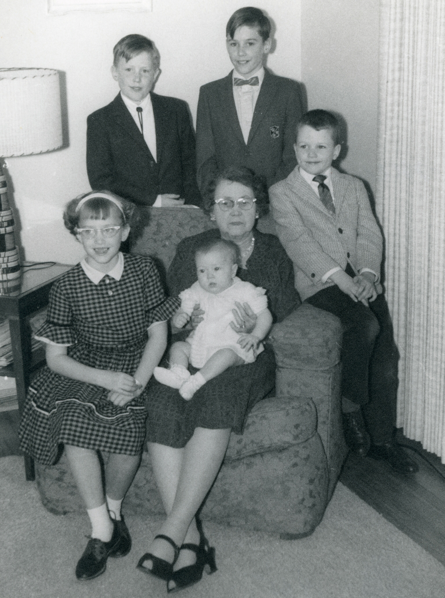 Bestmor med barnebarna sine, 11.4.1965