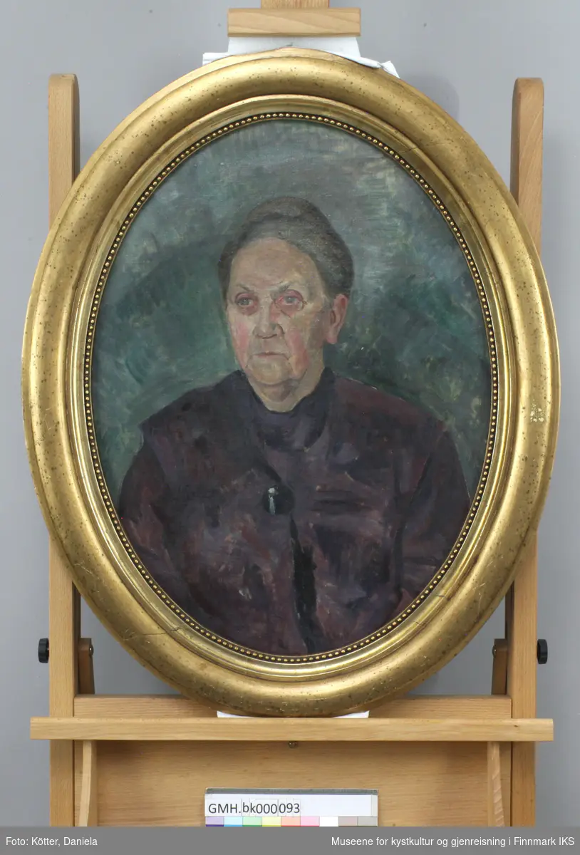 Kvinnen er portrettert i mørkelilla klær. Håret er satt opp i en knute. Bakgrunnen er utført i blåe, gråe og grønne fargenyanser.