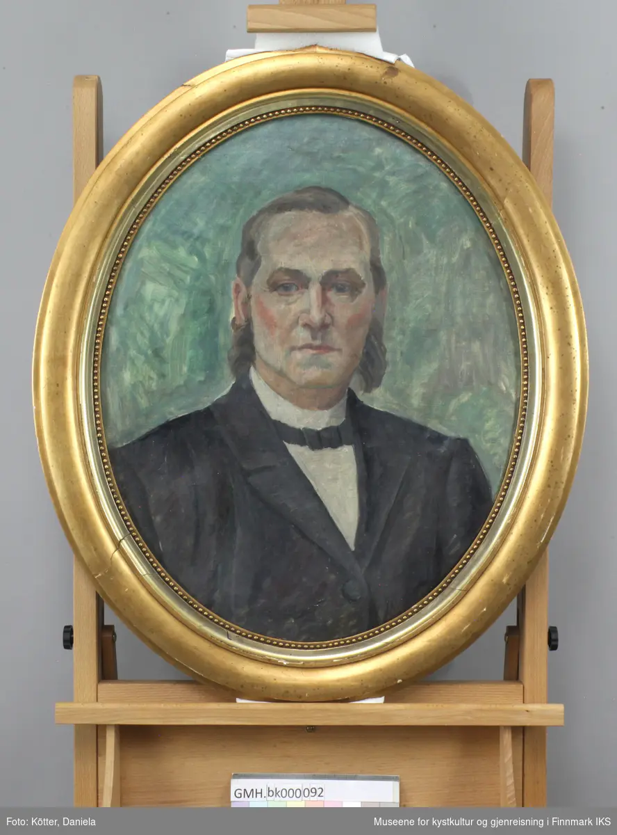 Mannen er portrettert ikledd mørk jakke og hvit skjorte med svart sløyfe. Han har et kinnskjegg, en sjeggfrisyre som var typisk på 1800-tallet. Bakgrunnen er utført i varierende blå-, grå- og grønnfarger.
