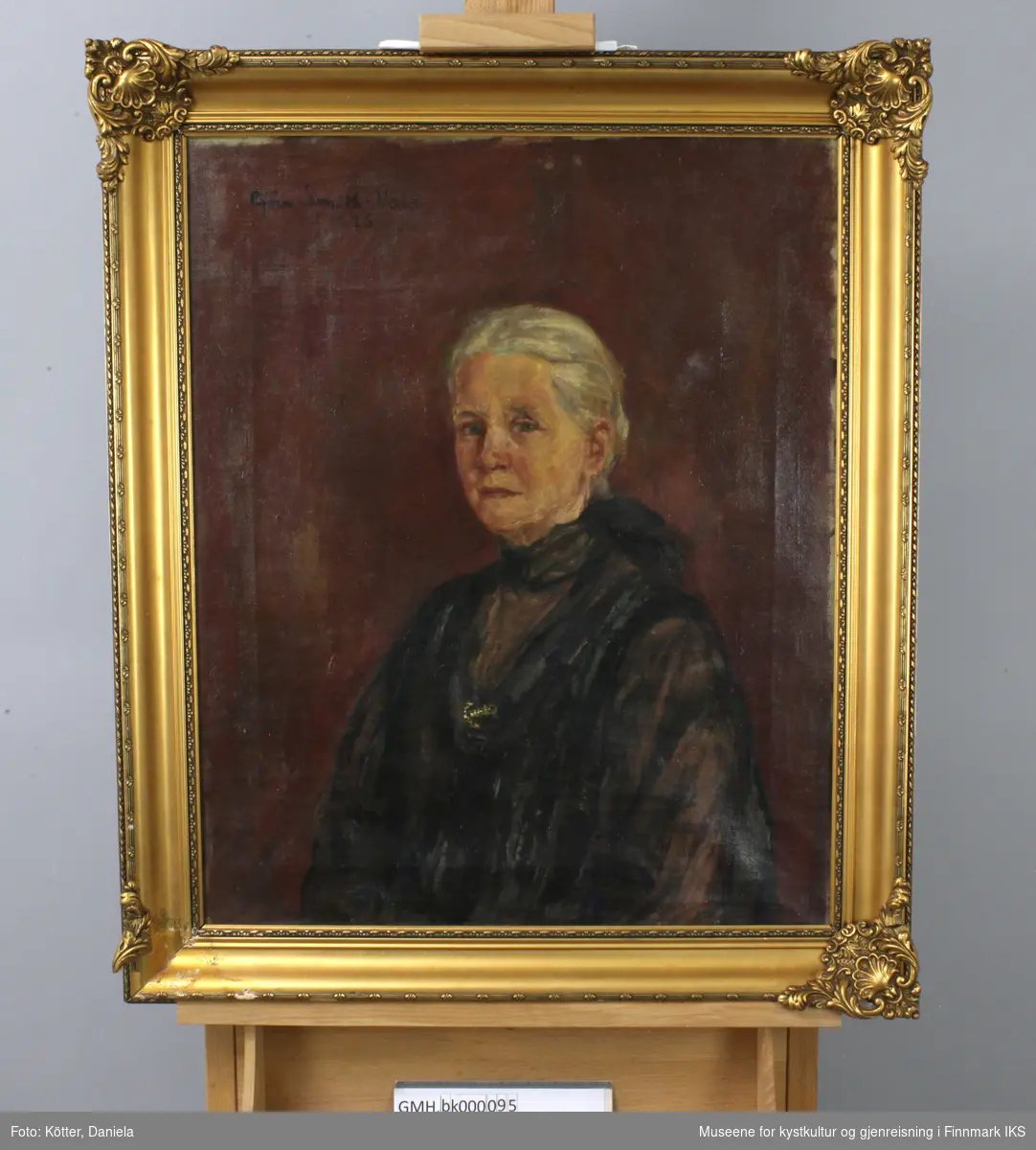 Emilie Birgitte Eckmann er portrettert som eldre dame. Det gråe håret er satt opp til en kute i nakken. Hun er ikledd mørke klær og en slags tynn kåpe som holdes sammen over brystet med en brosje utformet som anker.  Bakgrunnen er utført i mørke rødnyanser. Kunstneren Bjørn Smith-Hald sin signatur med datering 1925 i øvre venstre hjørnet. Bildet ble utført ti år før den avbildede døde.