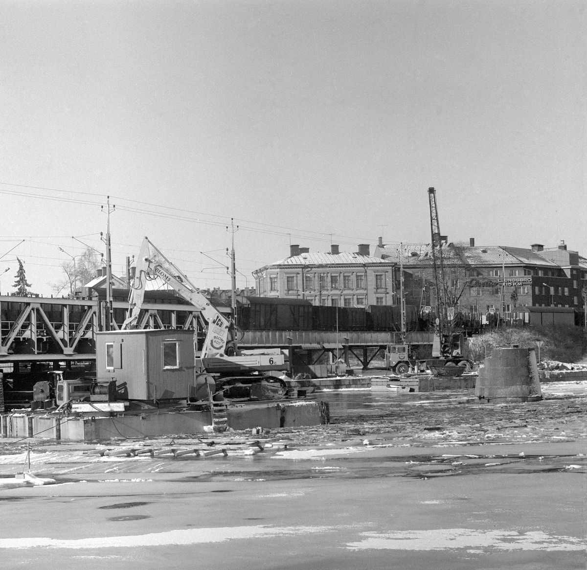 Vårvintern 1971 revs Ringstorpsbanans bro över Stångån i centrala Linköping. Ett till synes vanskligt företag. Linjen Linköping-Ringstorp hade öppnats för trafik 1908 och lagts ned 1964.