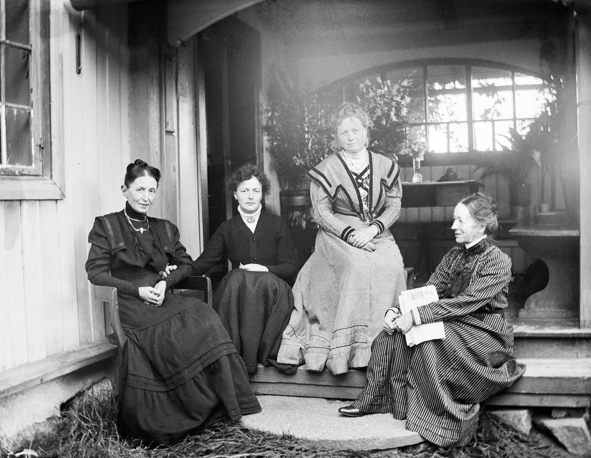 Fire kvinner på Viken Gård.