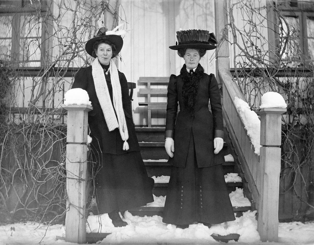 To kvinner på en trapp.