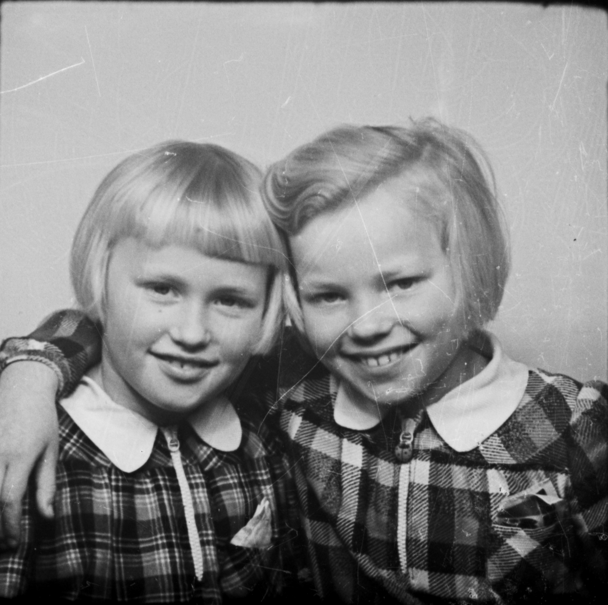 Ateljéporträtt - två flickor, Östhammar, Uppland