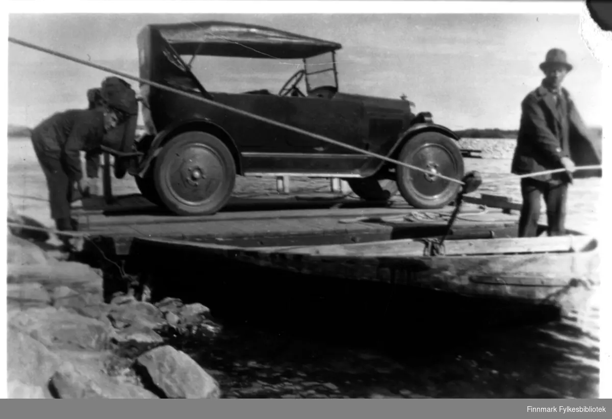 Bilen er (mulig) Chevrolet 1925-26. Bilen fraktes over elva. 